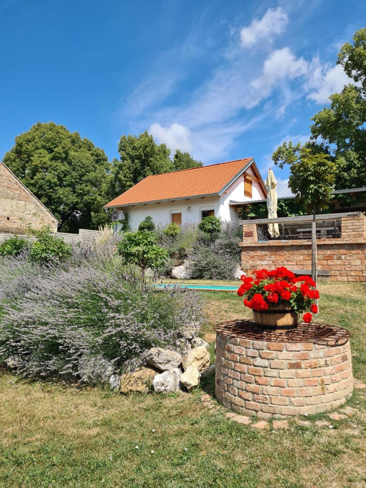 La Bobul Apartmens Drnholec Exterior foto