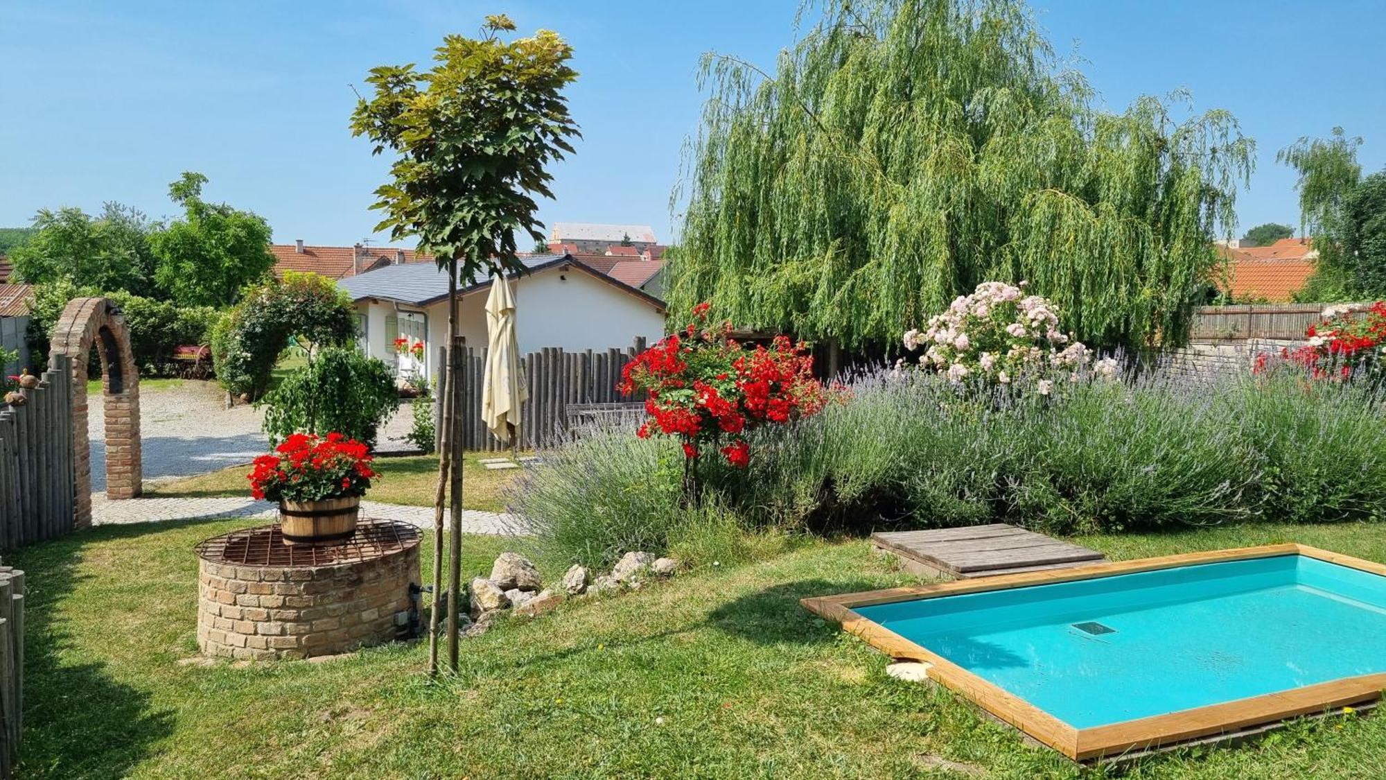 La Bobul Apartmens Drnholec Exterior foto