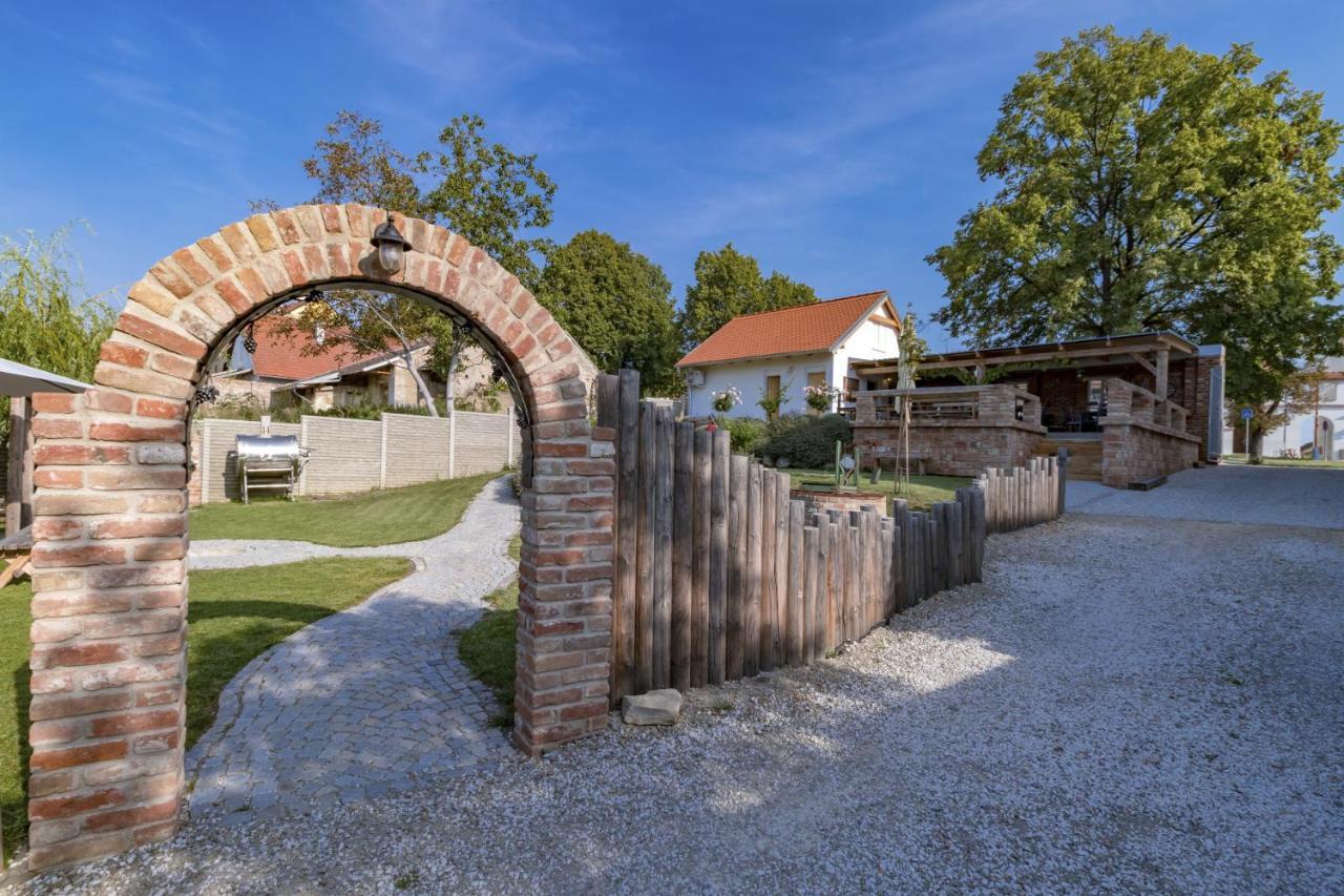 La Bobul Apartmens Drnholec Exterior foto